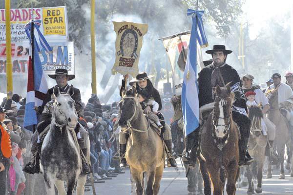 JINETES Montados en sus caballos las agrupaciones gauchas participaron como cada año del tradicional desfile