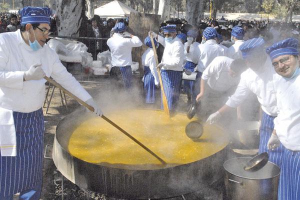 LOCREADA Tal como sucediera el año pasado quienes participaron del acto en el parque Aguirre saborearon el tradicional locro que fue servido por especialistas en gastronomía de nuestra ciudad