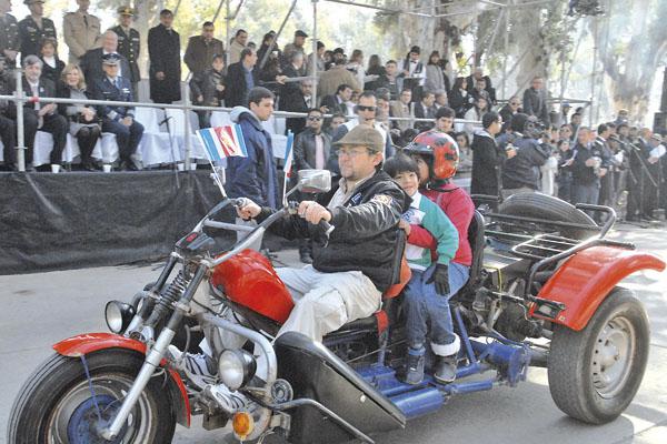 ATRACTIVO Las motos y autos antiguos acapararon la atención del p�blico