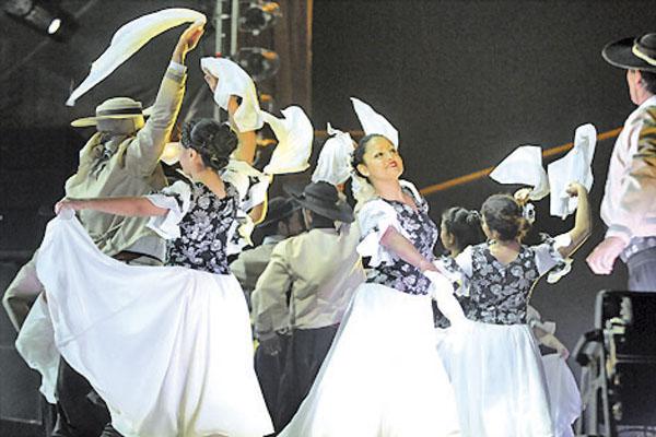 La gran noche del Ballet Raiacuteces de Tucho Oronaacute