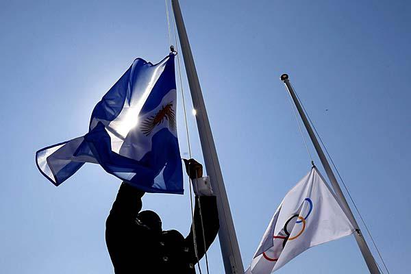 BIEN ALTO La bandera argentina flamea en la villa olímpica tras la ceremonia que se llevó a cabo ayer