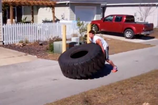 Lochte el nadador que levantoacute un neumaacutetico de 400 kilos
