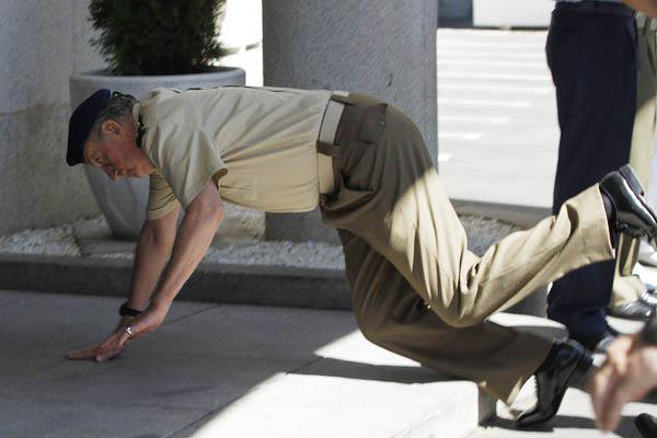 Aparatosa caiacuteda del rey Juan Carlos de Espantildea