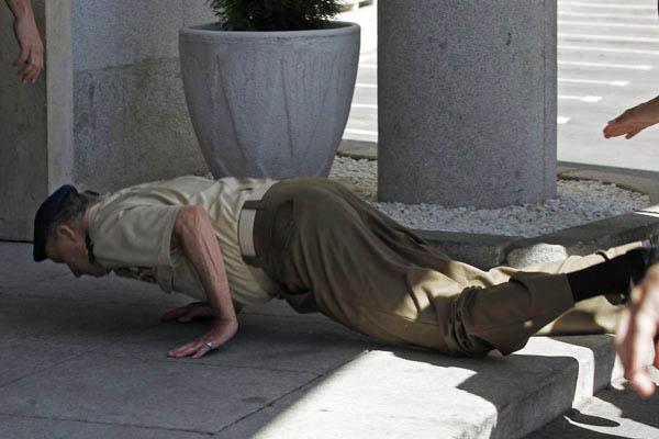 Aparatosa caiacuteda del rey Juan Carlos de Espantildea