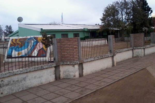 Vaacutendalos destruyeron uacutetiles libros y puertas de una escuela