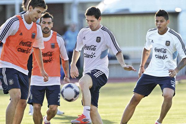 ESTRELLA Lionel Messi fue la principal atracción durante el entrenamiento de la selección argentina que se prepara para jugar ante Alemania