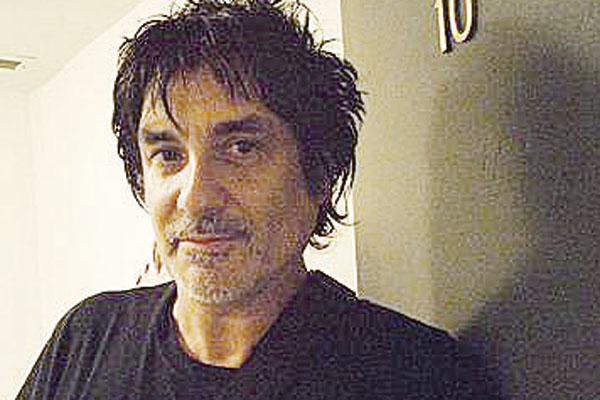 Prohiacuteben acercarse a su casa a bajista hijo de un poeta santiaguentildeo