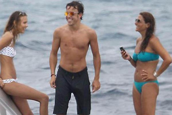 Las romaacutenticas vacaciones de Fernando Alonso