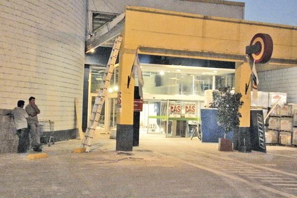 PREPARATORIA El super avanzar para despejar el ala que da sobre Ejército Argentino Allí vendría el Easy