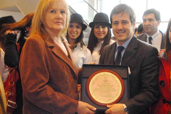 RECONOCIMIENTO Desde el municipio de Las Termas hicieron entrega a Recalde de una distinción por el trabajo que lleva adelante al frente de la empresa aérea