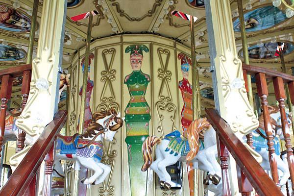 CALESITA Tiene una capacidad para setenta personas ya que cuenta con dos pisos y est iluminado con 2500 lmparas incandescentes EL LIBERAL FRANCISCO GALLO