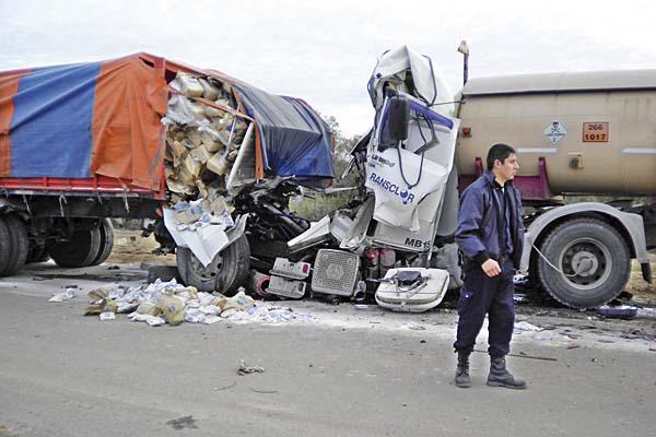 IMPRESIONANTE La cabina del camión Mercedes Benz en el que viajaba el chofer que falleció se desplazó totalmente hacia atr�s como consecuencia del brutal choque contra el semirremolque  EL LIBERALsergio sayavedra