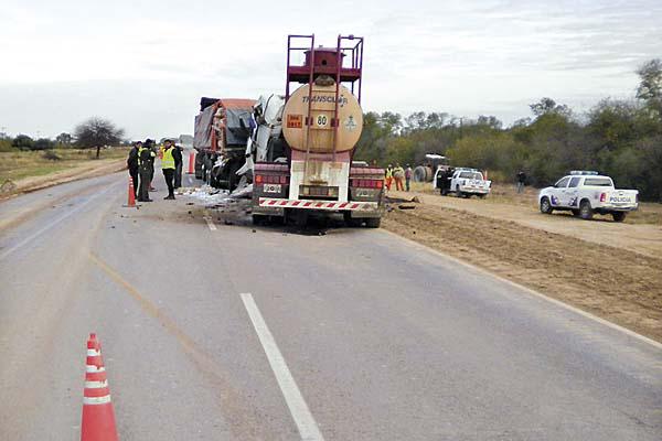 INTERRUPCIÓN Los camiones siniestrados ocupaban media calzada