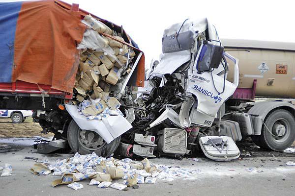 Horrible muerte de un chofer en violento choque de camiones