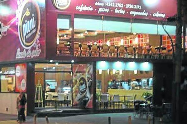 Matoacute a su exnovia en una pizzeriacutea y se suicidoacute