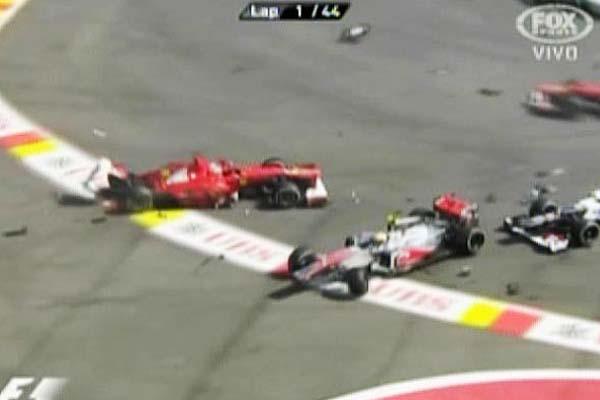 Relanzaron el GP de Beacutelgica tras espectacular choque que dejoacute afuera a Hamilton y a Alonso