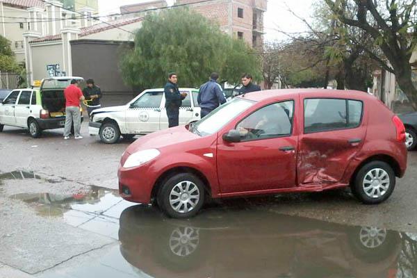 Un auto y un remis colisionaron en la esquina de Balcarce y Sargento Cabral