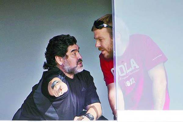 Diego pasoacute por Tristaacuten Suaacuterez y dio la charla teacutecnica