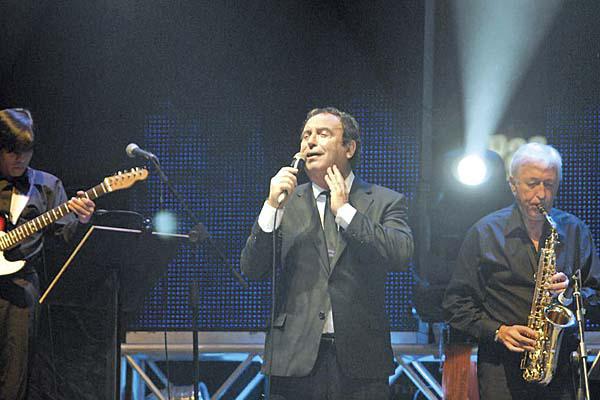 Una multitud disfrutoacute del gran show de Dyango