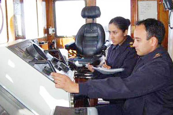 LABOR Gonz�lez forma parte de las divisiones de cubierta que realizan las maniobras para que el buque pueda navegar a vela 