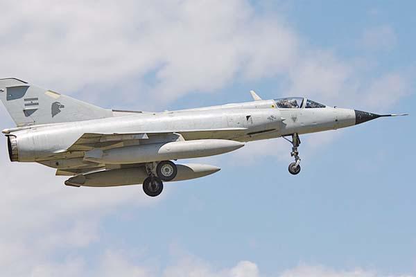 Aviones Mirage del Escudo Norte obligaron a aterrizar a una avioneta con pantildeales
