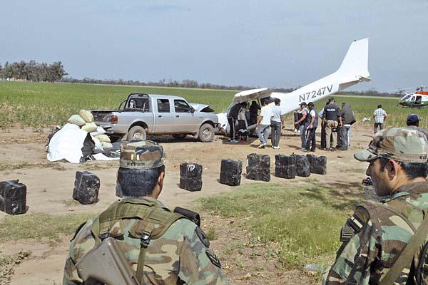 Una avioneta narco con 400 kg de droga chocoacute una camioneta al bajar en El Bobadal