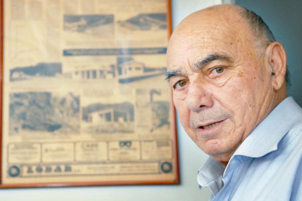 Don Salvador con el fondo de EL LIBERAL cuando inauguró la empresa Lobar en 1985