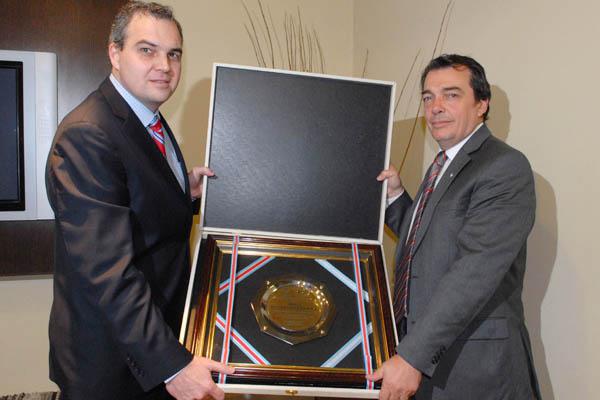 DISTINCIÓN Niccolai entregó al director ejecutivo del BSE Lic Gustavo Ick una placa como parte del reconocimiento del cuerpo legislativo