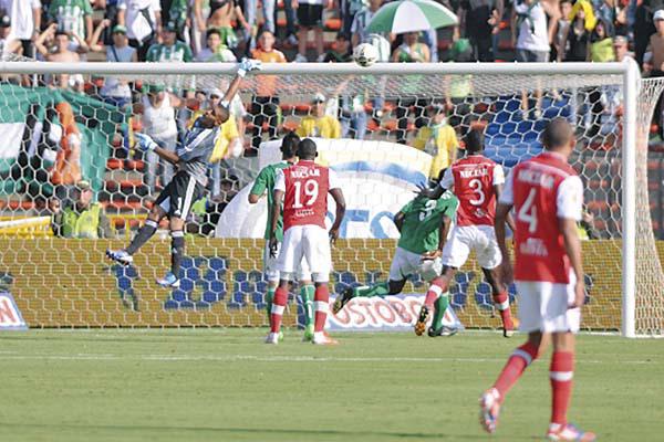GOLAZO El arquero Bonilla no puede evitar la caída de su valla La pelota dio en el palo y se metió para convertirse en la apertura del marcador