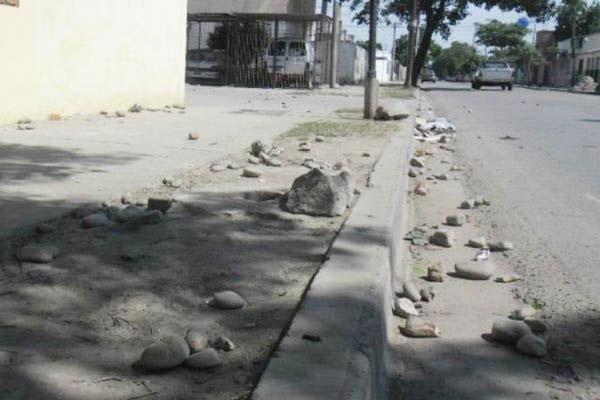 Batalla campal termina con maacutes de 100 detenidos