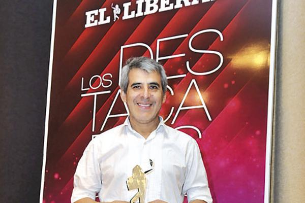 Peteco Carabajal recibioacute el Premio Gardel por su aacutelbum El Viajero