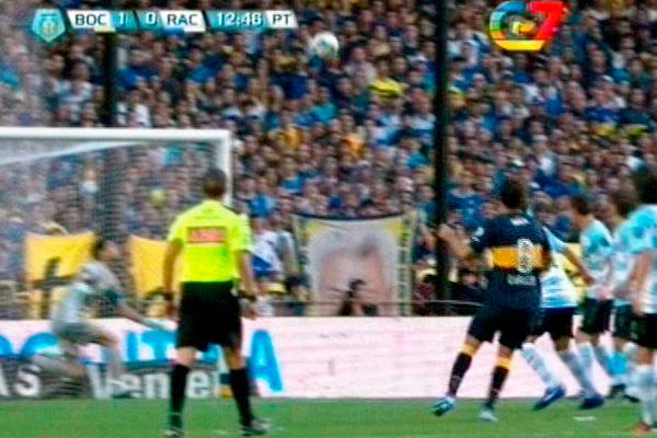 Cabezazo y gol Así definió Caruzzo un tiro de esquina que le valió el primero para el Xeneize