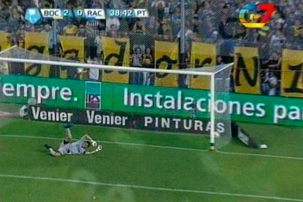 El arquero de Racing no pudo contener el potente remate de Paredes