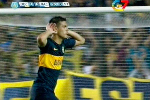 Con un gesto Leandro Paredes dedica el  tercer gol a su amigo Juan Rom�n Riquelme