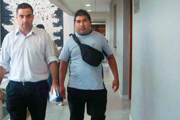 ORFANDAD Estoy de pie porque Dios lo quiere Por dentro sólo tengo soledad dolor e impotencia reveló ayer Cristian Gómez (a la der) a EL LIBERAL en los Tribunales de La Banda