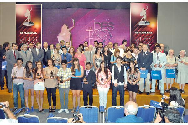LOS DESTACADOS 2012 brillaron en una noche plena de emocioacuten
