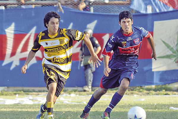 LA JOYA El tucumano Juan Pablo Villafañe al igual que el lunes pasado ante Sportivo Fernndez ingresó en el segundo tiempo y marcó un golazo