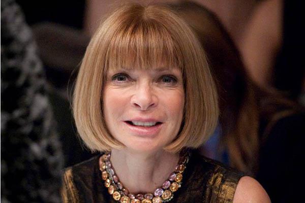 La duentildea de la moda iriacutea a una embajada