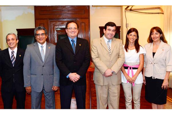 EQUIPO El fiscal general De la Ra junto a los nuevos funcionarios