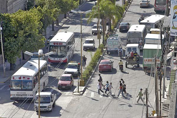 SITUACIÓN Infante indicó en dilogo con EL LIBERAL que la arteria tiene problemas de hundimiento debido a la antigüedad del desagüe y al trfico intenso