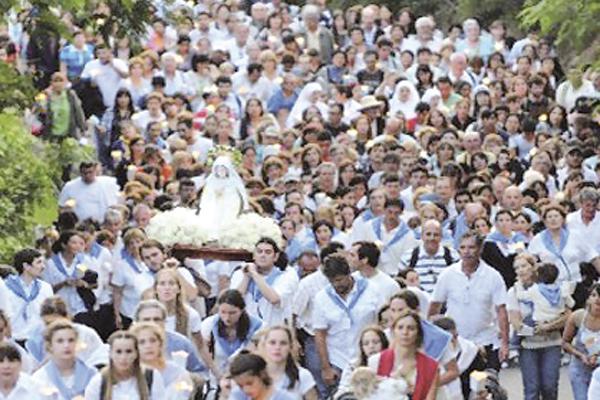 CAMINATA Una multitud participó de la peregrinación hasta la ermita de la Virgen del Cerro
