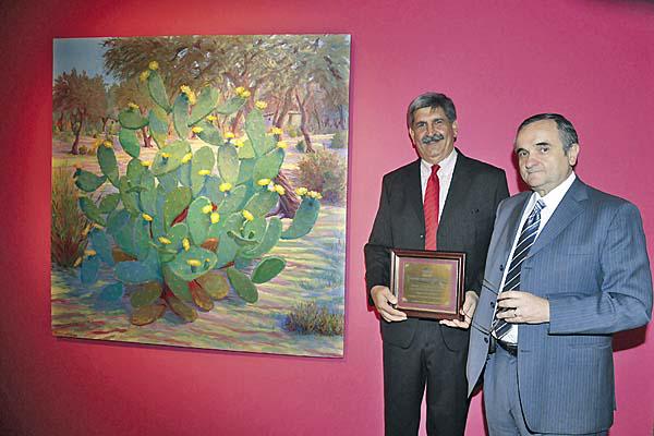 TUNAS EN FLOR Hugo Absalón Argañar�s recientemente distinguido por EL LIBERAL con el premio Los Destacados del Año recibió el premio a la mejor obra de artista santiagueño