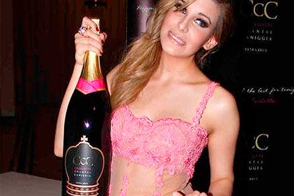 Llegoacute el shampein- Charlotte Caniggia presentoacute su propio champagne