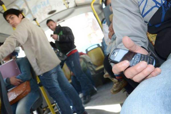 Es ley la prohibicioacuten de escuchar muacutesica sin auriculares en subtes y colectivos