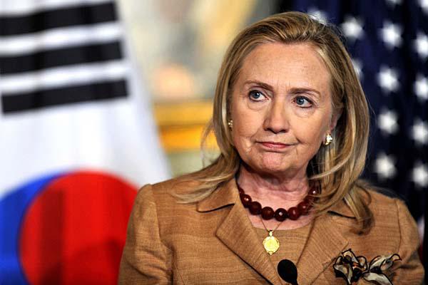 Hillary Clinton se desmaya sufre conmocioacuten cerebral y se recupera