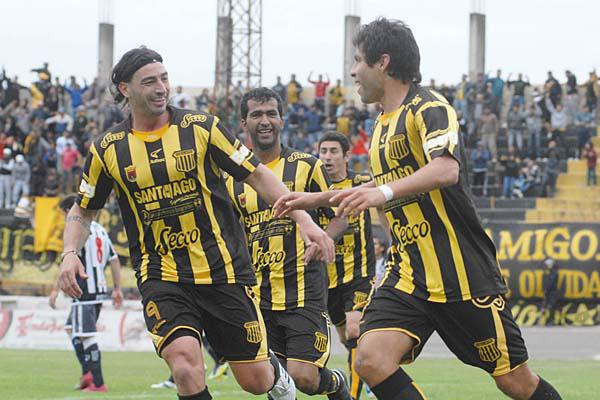 AUSENCIA Savoia (izquierda) no jugar� en la segunda ronda del Argentino B y Mitre buscar� un jugador para reemplazarlo en ese puesto 