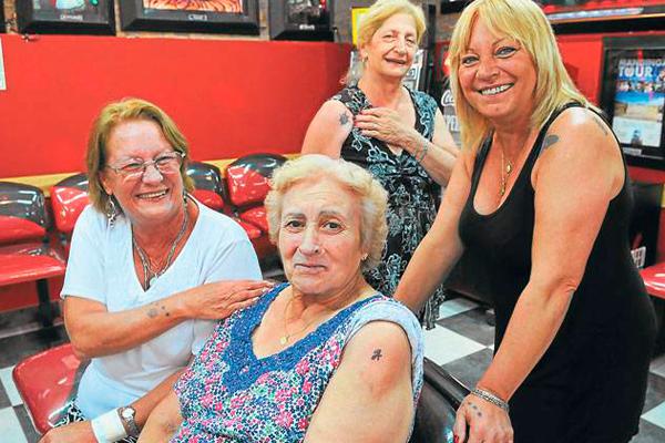 Ellas tienen maacutes de 60 antildeos y se animaron a tatuarse