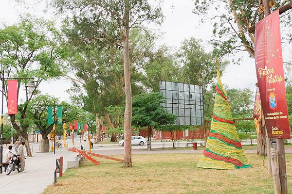IMAGEN Plazas y edificios pblicos fueron decorados con adornos navideños
