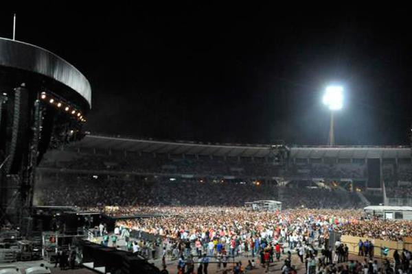La multitud esperaba que volviera la luz en el Estadio Kempes de la capital cordobesa