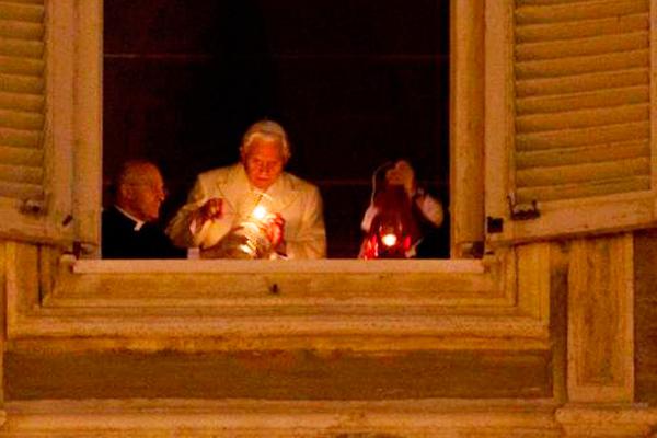 El Papa Benedicto XVI encendioacute el cirio de la paz e inauguroacute la Nochebuena